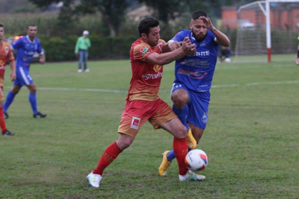 Matropolitano de vermelho e Caravaggio, de azul, decidem a Copa Sul 2016.  Foto: LARM.